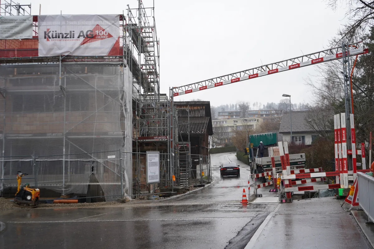Die Einfahrtsstrasse in ein Quartier. Dabei sind Bauarbeiten im Gange.